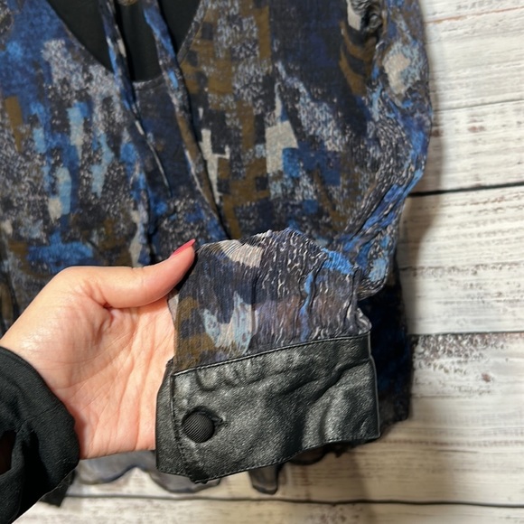 For Love & Lemons Navy Print Silk Leather Cuffs Back Tie V Neck Blouse Medium - Picture 8 of 14